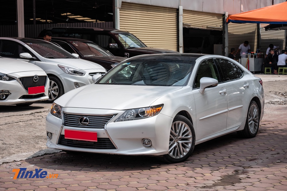 Lexus ES 350 2013 với ODO hơn 18.000 km đang được một đại lý xe sang ở Hà Nội chào bán với 1,6 tỷ đồng Lexus ES 350 2013 với ODO hơn 18.000 km đang được một đại lý xe sang ở Hà Nội chào bán với 1,6 tỷ đồng
