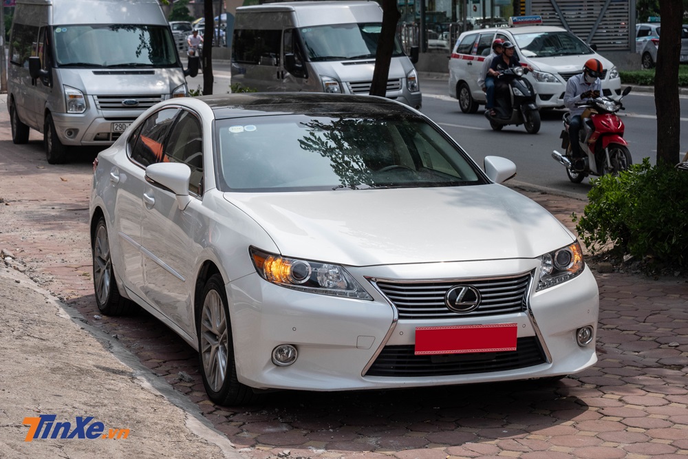 Với kích thước tổng thể là 4.895 x 1.820 x 1.450 mm (D x R x C), Lexus ES 350 2013 có vóc dáng khá tương đương Toyota Camry 2019 Với kích thước tổng thể là 4.895 x 1.820 x 1.450 mm (D x R x C), Lexus ES 350 2013 có vóc dáng khá tương đương Toyota Camry 2019