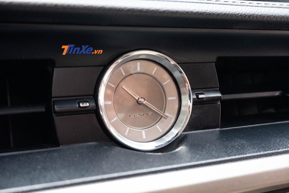 Phía bên dưới và nằm rõ 2 cửa gió điều hòa là đồng hồ kìm Lexus với thiết kế khá sang trọng và sở hữu màu sắc đồng bộ với màu da nội thất Phía bên dưới và nằm rõ 2 cửa gió điều hòa là đồng hồ kìm Lexus với thiết kế khá sang trọng và sở hữu màu sắc đồng bộ với màu da nội thất
