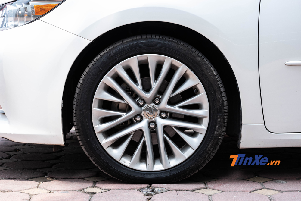 Phía bên dưới, la-zăng 18 inch sang trọng vẫn sáng bóng, chưa bị ảnh hưởng bởi năm tháng, bên ngoài là bộ lốp Michelin có kích thước 225/45-18 Phía bên dưới, la-zăng 18 inch sang trọng vẫn sáng bóng, chưa bị ảnh hưởng bởi năm tháng, bên ngoài là bộ lốp Michelin có kích thước 225/45-18