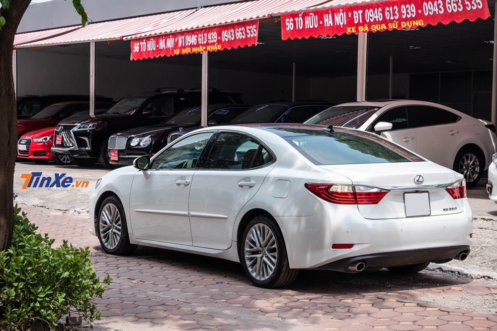 Thiết kế đuôi xe của Lexus ES 350 2013 Thiết kế đuôi xe của Lexus ES 350 2013