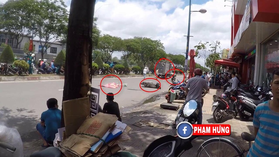 Hiện trường vụ tai nạn li&ecirc;n ho&agrave;n hi hữu
