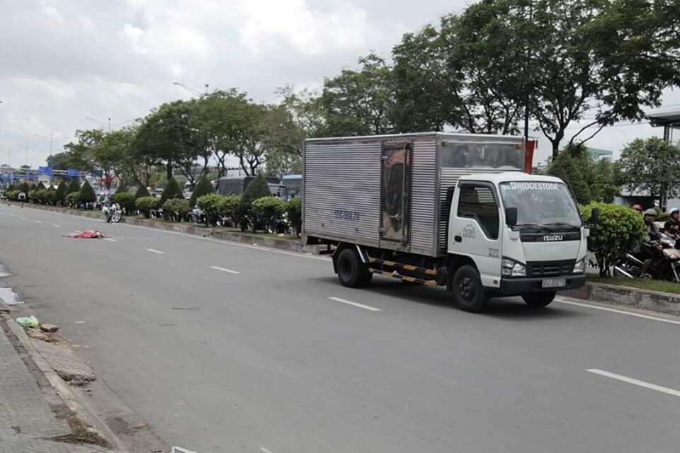 Chiếc &ocirc; t&ocirc; tải c&aacute;n tr&uacute;ng nữ h&agrave;nh kh&aacute;ch đi GrabBike