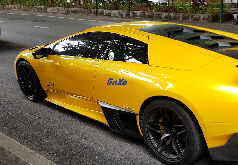 Ngoài màu vàng, chiếc Lamborghini Murcielago LP670-4 SV này còn có nhiều chi tiết bằng carbon nhám Ngoài màu vàng, chiếc Lamborghini Murcielago LP670-4 SV này còn có nhiều chi tiết bằng carbon nhám