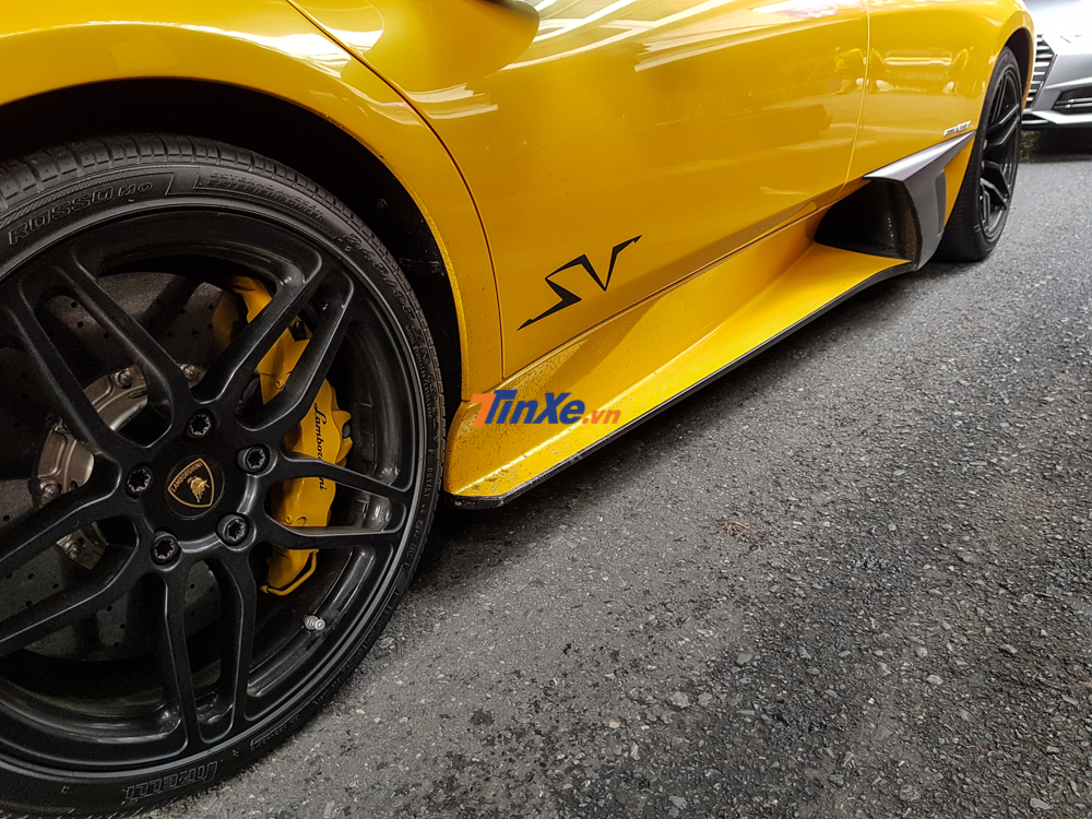 Chiếc Lamborghini Murcielago LP670-4 SV của đại gia Thái Lan có logo SV khá nhỏ nằm gần bánh xe trước Chiếc Lamborghini Murcielago LP670-4 SV của đại gia Thái Lan có logo SV khá nhỏ nằm gần bánh xe trước