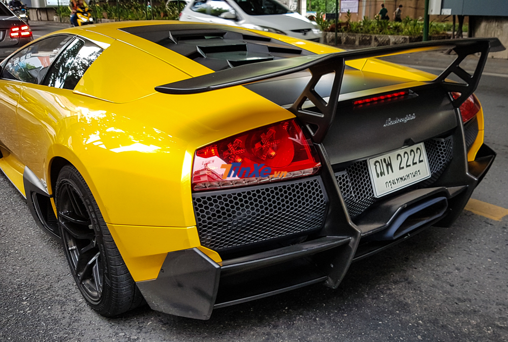 Phần đuôi xe của Lamborghini Murcielago LP670-4 SV thay đổi nhiều so với bản tiêu chuẩn Phần đuôi xe của Lamborghini Murcielago LP670-4 SV thay đổi nhiều so với bản tiêu chuẩn