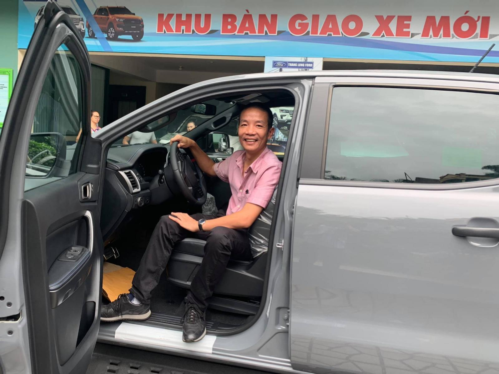Ford Ranger Raptor sở hữu không chỉ thiết kế mạnh mẽ mà ngay cả bên trong xe cũng tiện nghi, cá tính hơn.