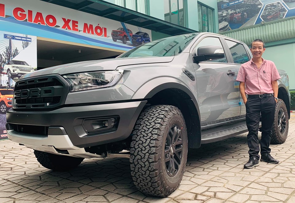 Nhạc sĩ Nguyễn Vĩnh Tiến đã quyết định mua một chiếc bán tải Frod Ranger Raptor để phục vụ nhu cầu sử dụng của mình.,