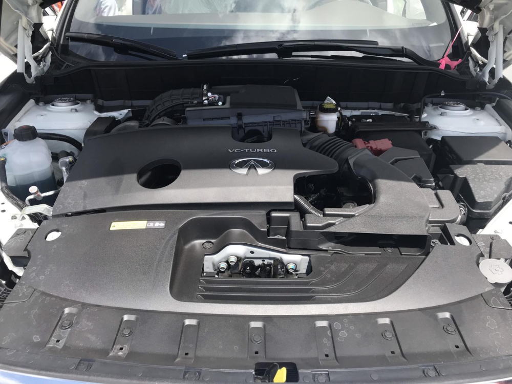 Khối động cơ Variable Compression Turbo 2.0L ch&iacute;nh l&agrave; điểm nhấn của Infiniti QX50 khi sở hữu khả năng vận h&agrave;nh cao song song với đ&oacute; l&agrave; t&iacute;nh năng tiết kiệm nhi&ecirc;n liệu