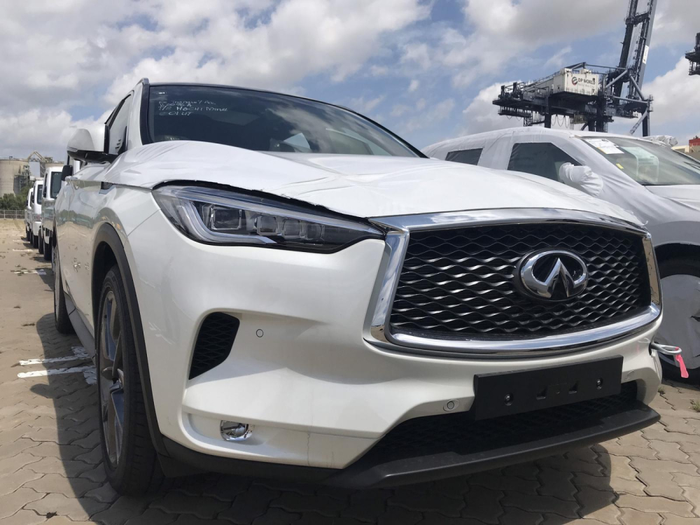 Phần đầu xe của Infiniti QX50 ấn tượng với lưới tản nhiệt cỡ lớn v&agrave; cụm đ&egrave;n sắc sảo