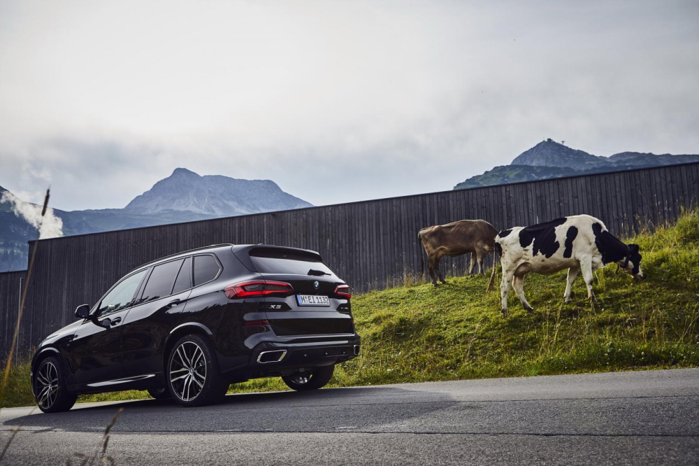 BMW X5 xDrive45e iPerformance 2020 chỉ ăn 1,2 l&iacute;t xăng cho 100 km