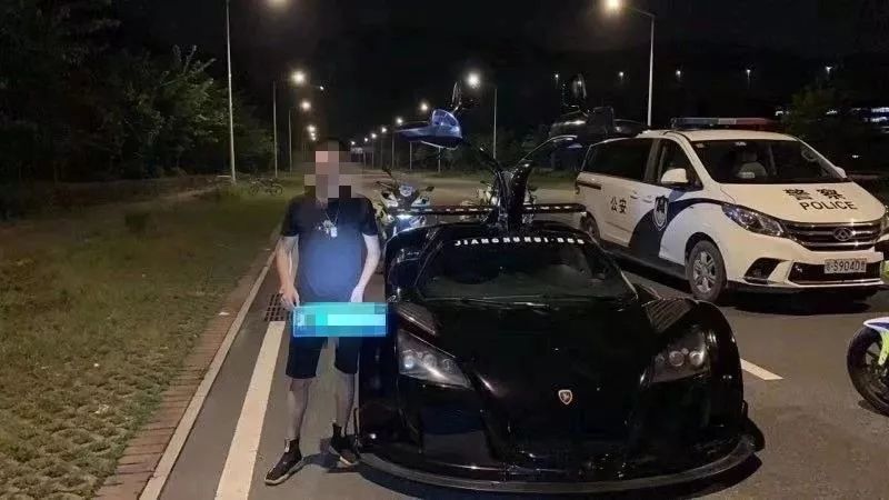 Tài xế Lin cùng chiếc siêu xe Gumpert Apollo Tài xế Lin cùng chiếc siêu xe Gumpert Apollo