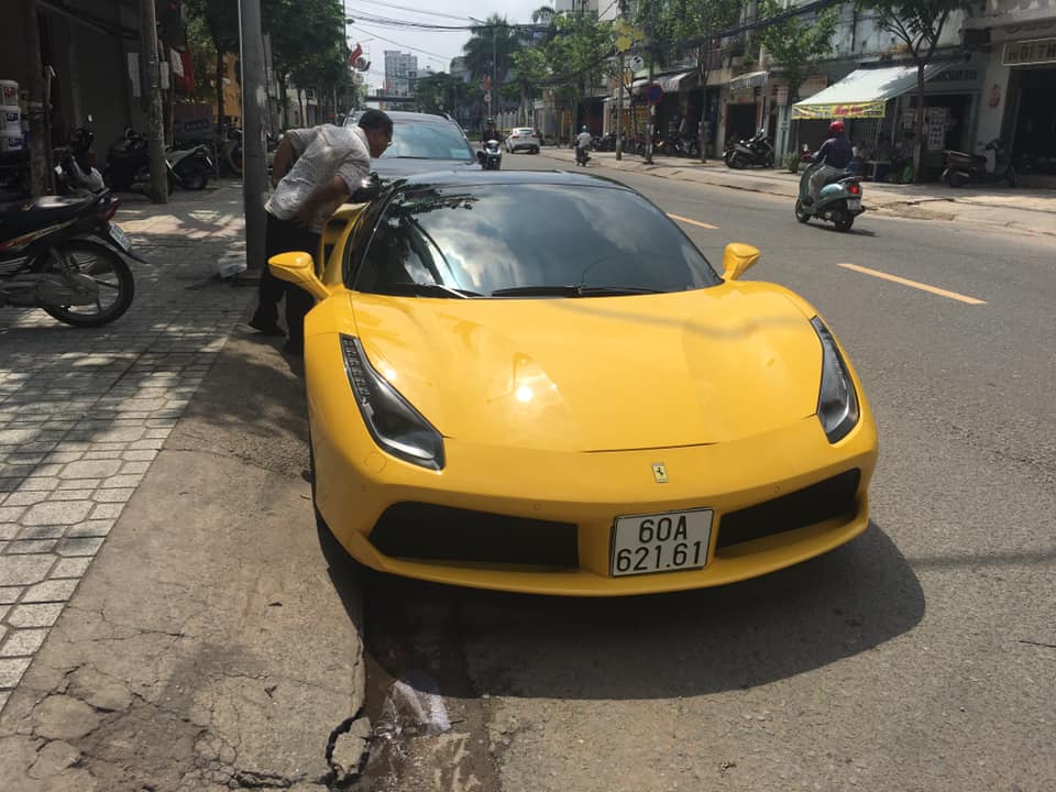 Siêu xe Ferrari 488 GTB màu vàng trên đường phố Đồng Nai Siêu xe Ferrari 488 GTB màu vàng trên đường phố Đồng Nai