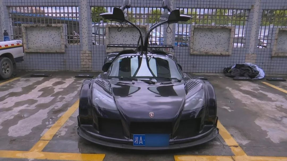 Chiếc Gumpert Apollo tại đồn cảnh sát Chiếc Gumpert Apollo tại đồn cảnh sát