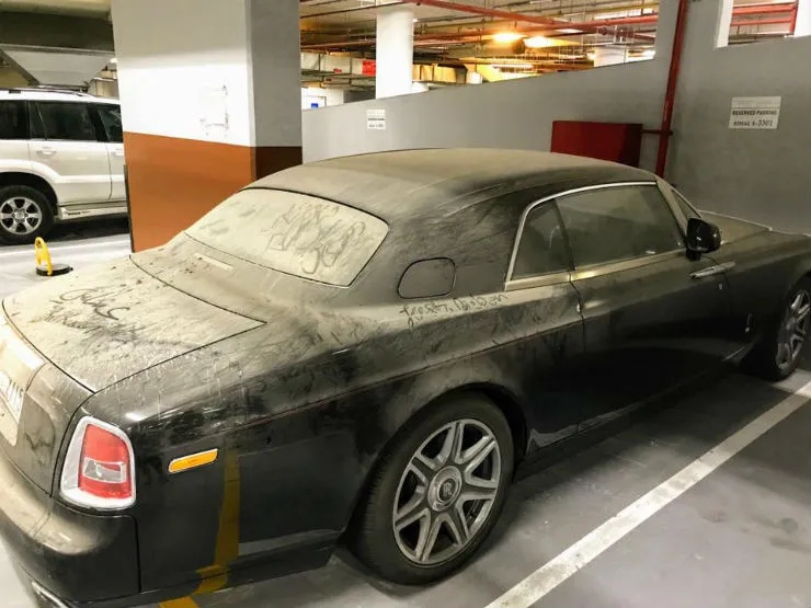 Th&ecirc;m 1 chiếc Rolls Royce Phantom Coupe kh&aacute;c bị chủ bỏ rơi