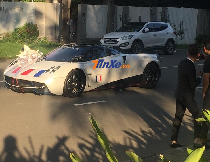 Minh Nhựa &aacute;o vest m&agrave;u đen c&ugrave;ng Pagani Huayra đ&atilde; thay &aacute;o để chuẩn bị l&agrave;m xe rước d&acirc;u cho con g&aacute;i