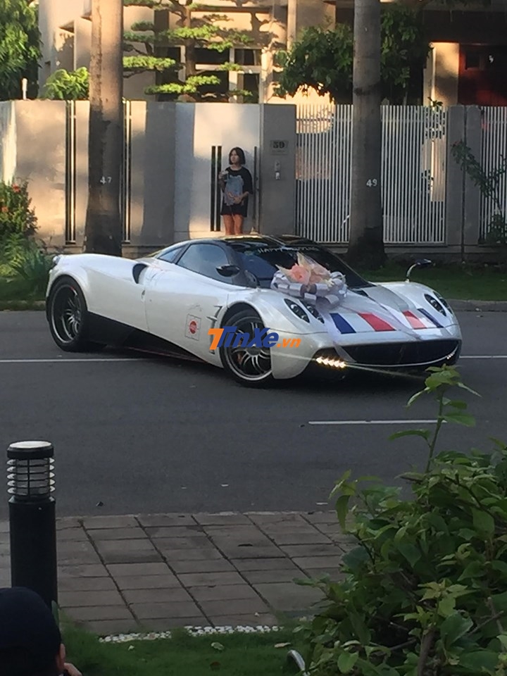 Pagani Huayra của Minh Nhựa đ&atilde; sẵn s&agrave;ng tham dự v&agrave;o đ&aacute;m cưới con g&aacute;i rượu