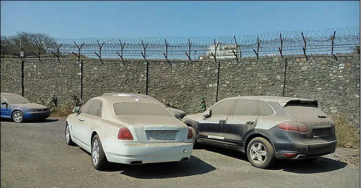 Rolls Royce Wraith với lớp bụi ngoại thất d&agrave;y đặc