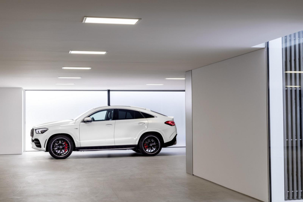 N&oacute;c của Mercedes-Benz GLE Coupe 2020 dốc về ph&iacute;a sau theo phong c&aacute;ch xe coupe 