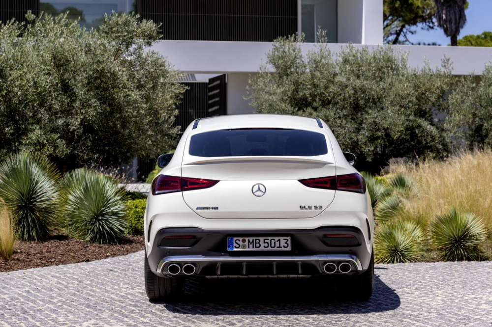 Đằng sau phi&ecirc;n bản AMG của Mercedes-Benz GLE Coupe 2020 c&oacute; th&ecirc;m bộ khuếch t&aacute;n gi&oacute; v&agrave; 4 ống xả h&igrave;nh tr&ograve;n