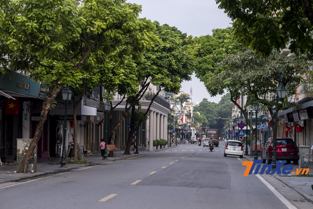 C&aacute;c tuyến phố ch&iacute;nh tại trung t&acirc;m thủ đ&ocirc; thường ng&agrave;y đ&ocirc;ng đ&uacute;c v&agrave;o giờ cao điểm buổi s&aacute;ng th&igrave; h&ocirc;m nay lại vắng vẻ.