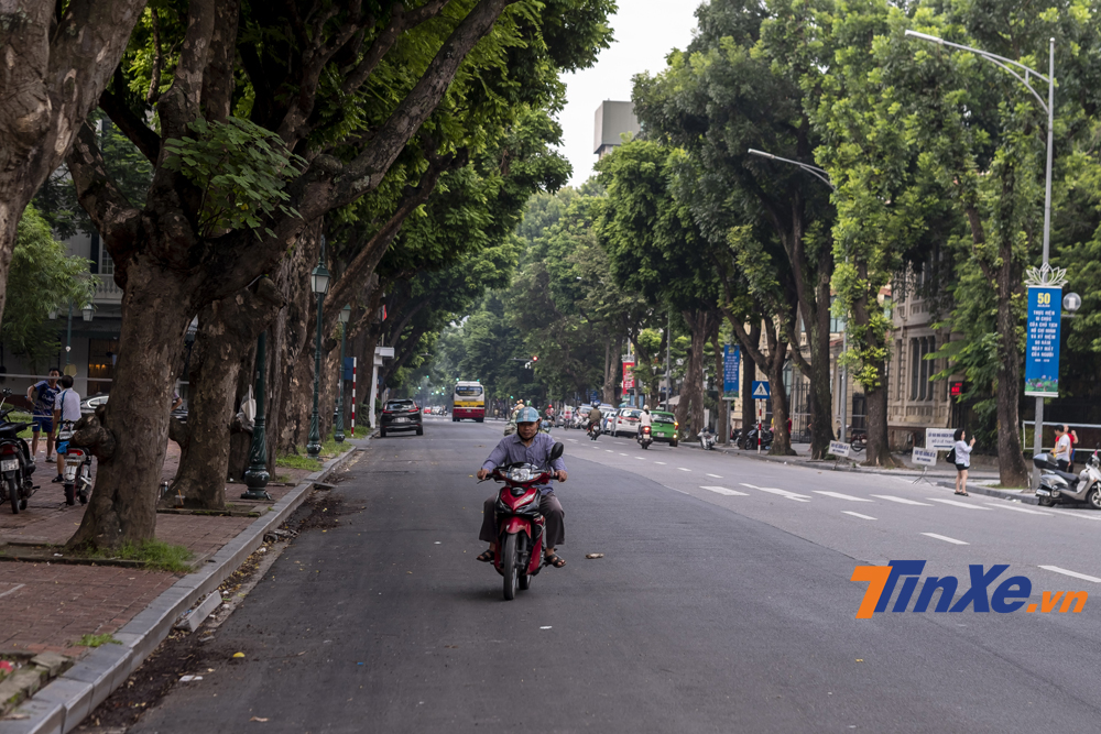 Một số người d&acirc;n vẫn tranh thủ đường vắng, lực lượng CSGT mỏng để vi phạm luật giao th&ocirc;ng như kh&ocirc;ng đội mũ bảo hiểm, đi ngược chiều hoặc đ&egrave;o ba người.