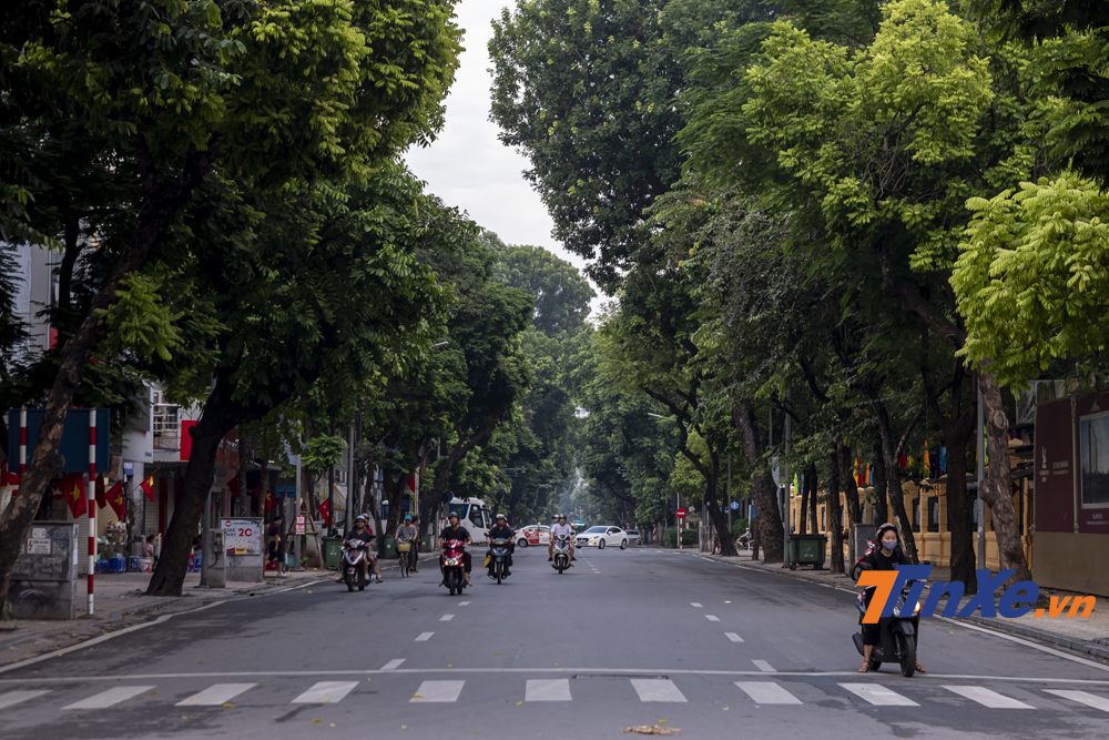 Một số lượng lớn người sinh sống tại H&agrave; Nội đ&atilde; đi chơi xa hoặc về qu&ecirc; khiến cho đường phố thủ đ&ocirc; trở n&ecirc;n vắng vẻ v&agrave; b&igrave;nh y&ecirc;n hơn hẳn ng&agrave;y thường.