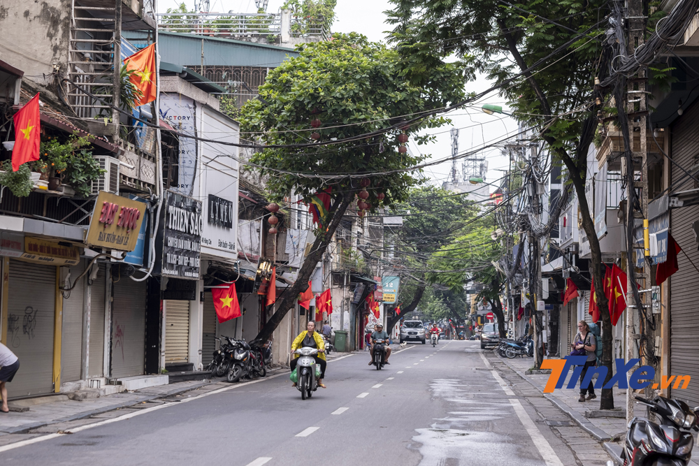 Do dịp nghỉ lễ 2/9 m&agrave; nhiều nh&agrave; tr&ecirc;n phố đ&atilde; treo k&iacute;n cờ đỏ sao v&agrave;ng để kỷ niệm ng&agrave;y Quốc kh&aacute;nh Việt Nam.