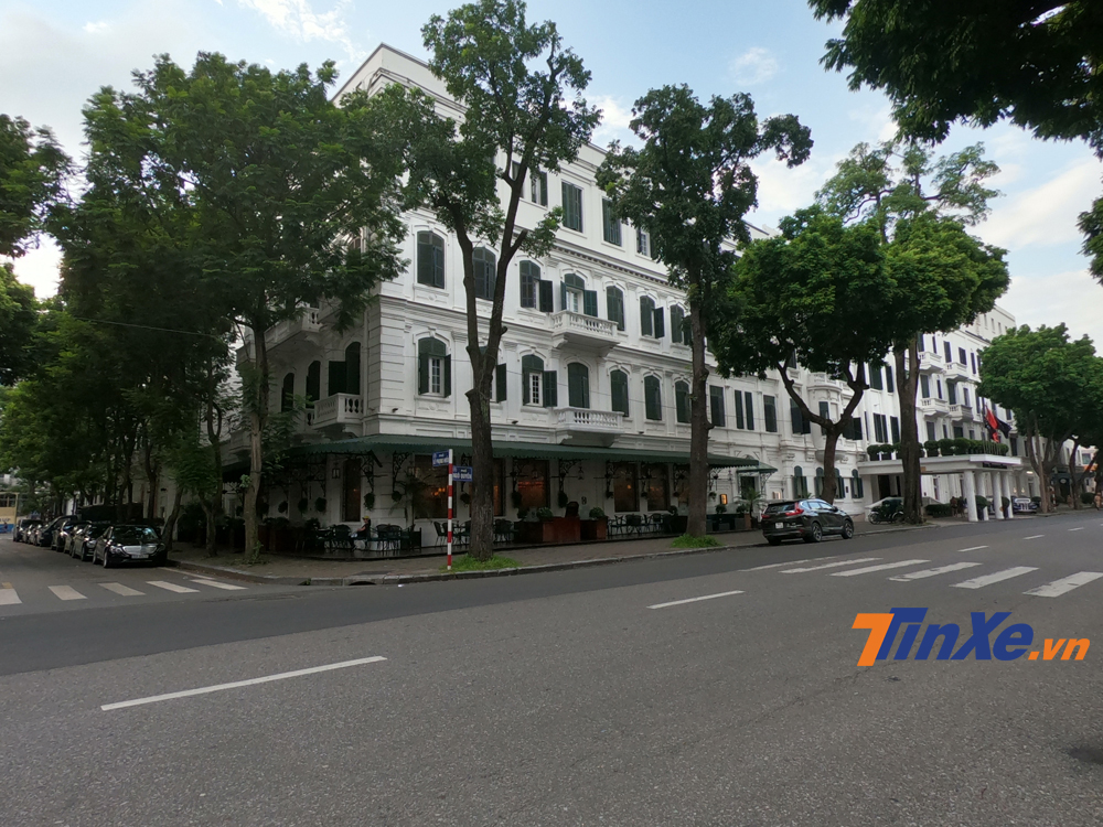 Khu vực phố Ng&ocirc; Quyền vốn thường l&agrave; nơi tập trung của những chiếc si&ecirc;u xe, xe si&ecirc;u sang v&agrave;o những ng&agrave;y nghỉ th&igrave; trong buổi s&aacute;ng 2/9 cũng