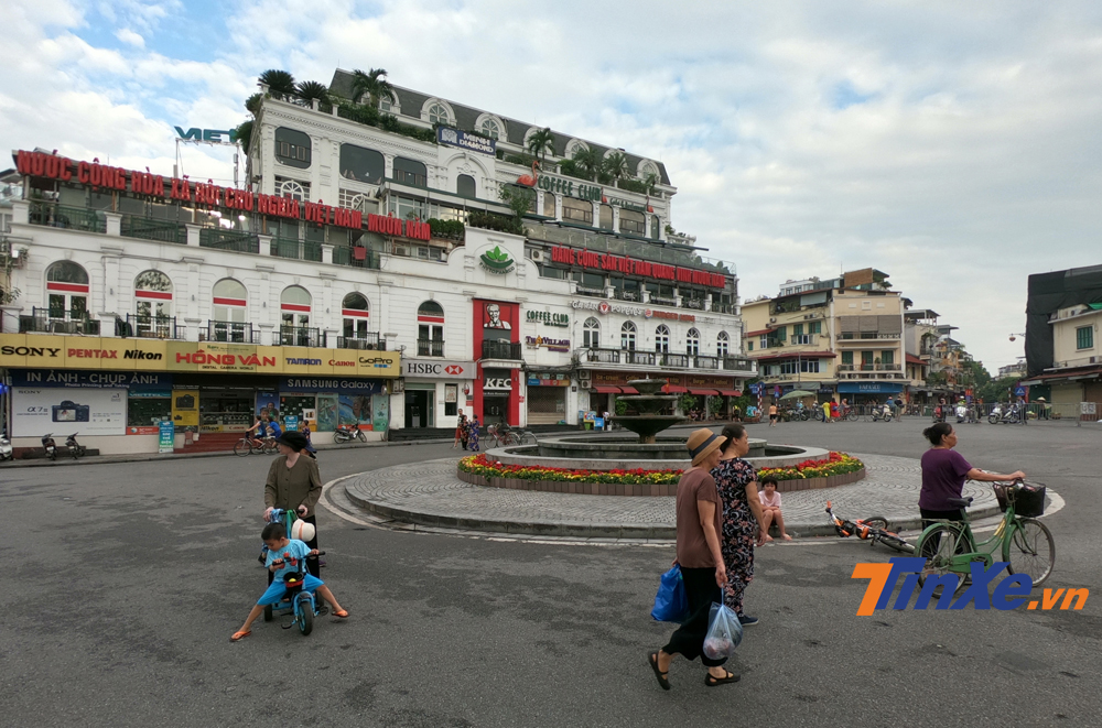 Trung t&acirc;m hồ Ho&agrave;n Kiếm giờ đ&atilde; trở th&agrave;nh s&acirc;n chơi cho những người đi bộ.