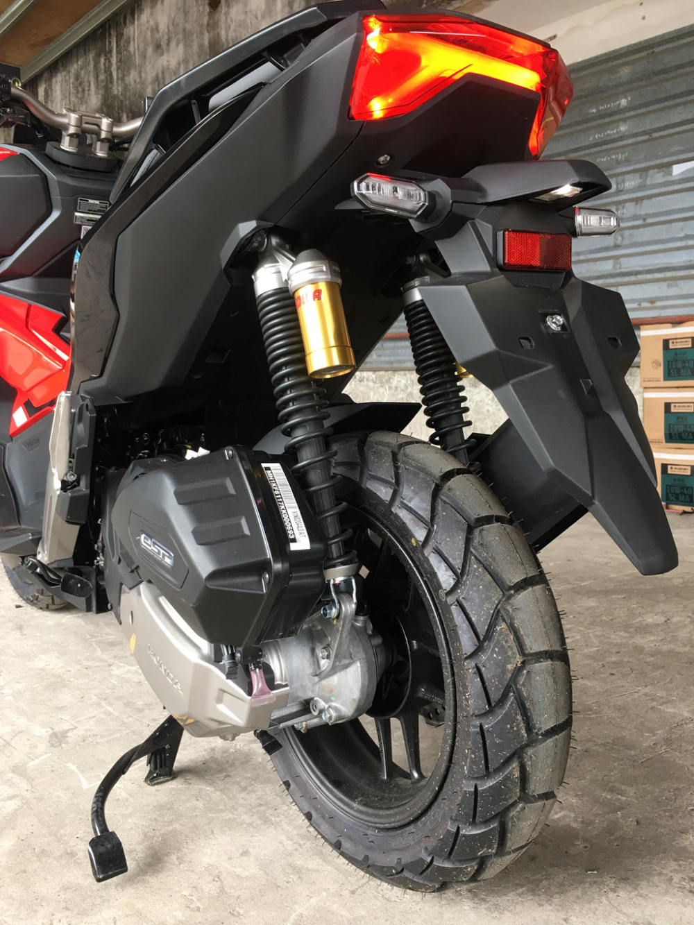 Ngoài đèn pha LED, đèn hậu cũng như hệ thống đèn xi nhan trên xe cũng ứng dụng công nghệ LED. Hệ thống treo sau của xe gồm cặp giảm xóc lò xo đôi có bình dầu mang thương hiệu Showa Ngoài đèn pha LED, đèn hậu cũng như hệ thống đèn xi nhan trên xe cũng ứng dụng công nghệ LED. Hệ thống treo sau của xe gồm cặp giảm xóc lò xo đôi có bình dầu mang thương hiệu Showa