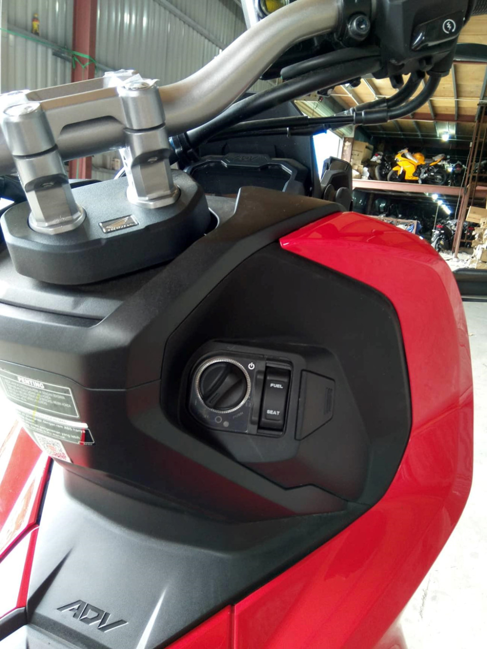 Hệ thống khóa thông minh Smart Key là trang bị tiêu chuẩn trên Honda ADV 150 Hệ thống khóa thông minh Smart Key là trang bị tiêu chuẩn trên Honda ADV 150