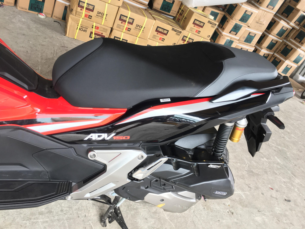 Honda ADV 150 có yên xe dài, thiết kế hai tầng, bên dưới là cốp chứa đồ khá rộng rãi. Honda ADV 150 có yên xe dài, thiết kế hai tầng, bên dưới là cốp chứa đồ khá rộng rãi.