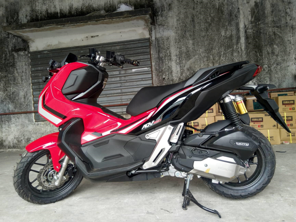 Chiếc Honda ADV 150 trong ảnh được một đại lý kinh doanh xe nhập khẩu tư nhân tại TP. HCM nhập về và chuẩn bị bán ra thị trường. Đây là phiên bản sở hữu phanh an toàn ABS và bộ tem Đỏ Đen Trắng Chiếc Honda ADV 150 trong ảnh được một đại lý kinh doanh xe nhập khẩu tư nhân tại TP. HCM nhập về và chuẩn bị bán ra thị trường. Đây là phiên bản sở hữu phanh an toàn ABS và bộ tem Đỏ Đen Trắng