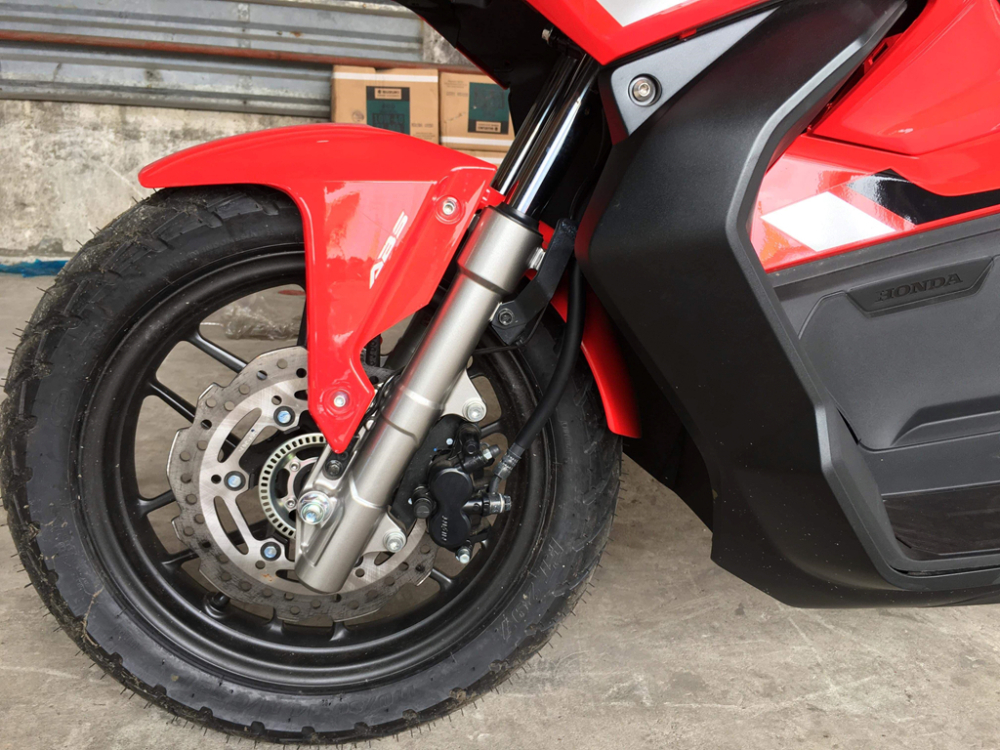 Hệ thống treo trước của xe là cặp phuộc ống lồng. Xe sử dụng vành đúc 14 inch ở trước và 13 inch phía sau, đi kèm là bộ phanh đĩa tích hợp hệ thống chống bó cứng phanh ABS. Hệ thống treo trước của xe là cặp phuộc ống lồng. Xe sử dụng vành đúc 14 inch ở trước và 13 inch phía sau, đi kèm là bộ phanh đĩa tích hợp hệ thống chống bó cứng phanh ABS.