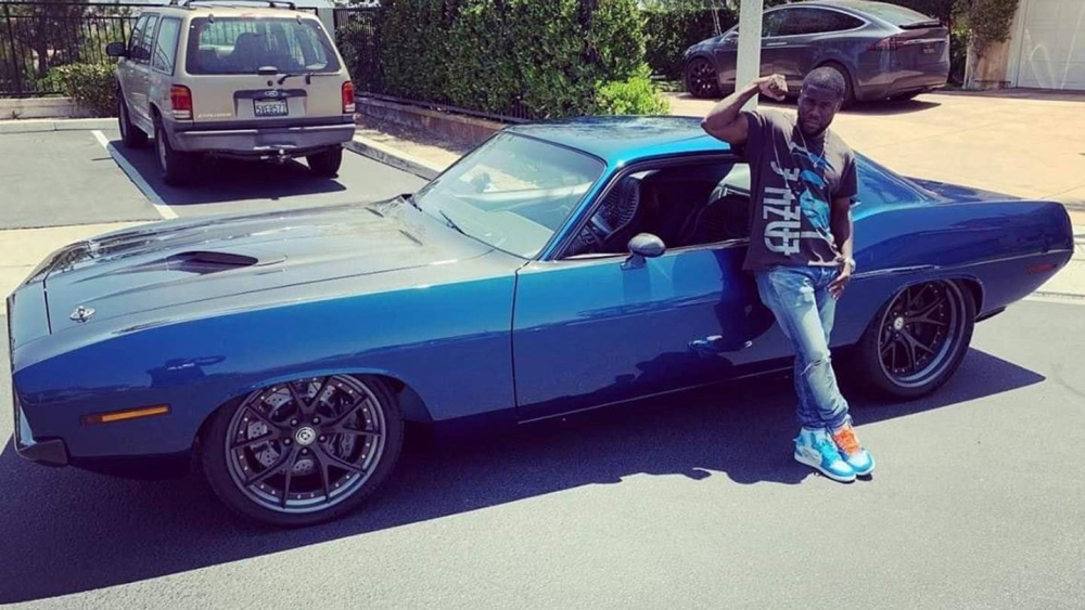 Kevin Hart chụp ảnh c&ugrave;ng chiếc Plymouth Barracuda