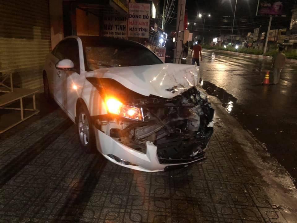 Chiếc Chevrolet Cruze biến dạng đầu xe sau vụ tai nạn