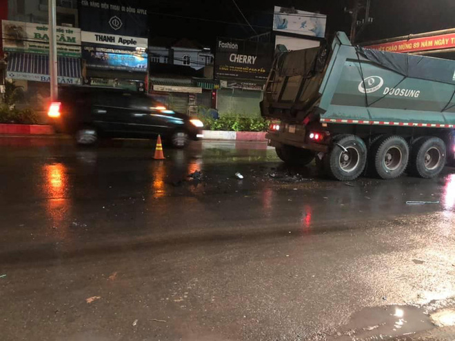 Chiếc xe ben có vẻ không bị hư hỏng nặng