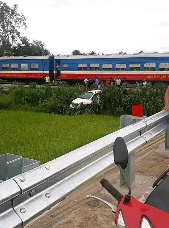 Hiện trường vụ tai nạn t&agrave;u hỏa