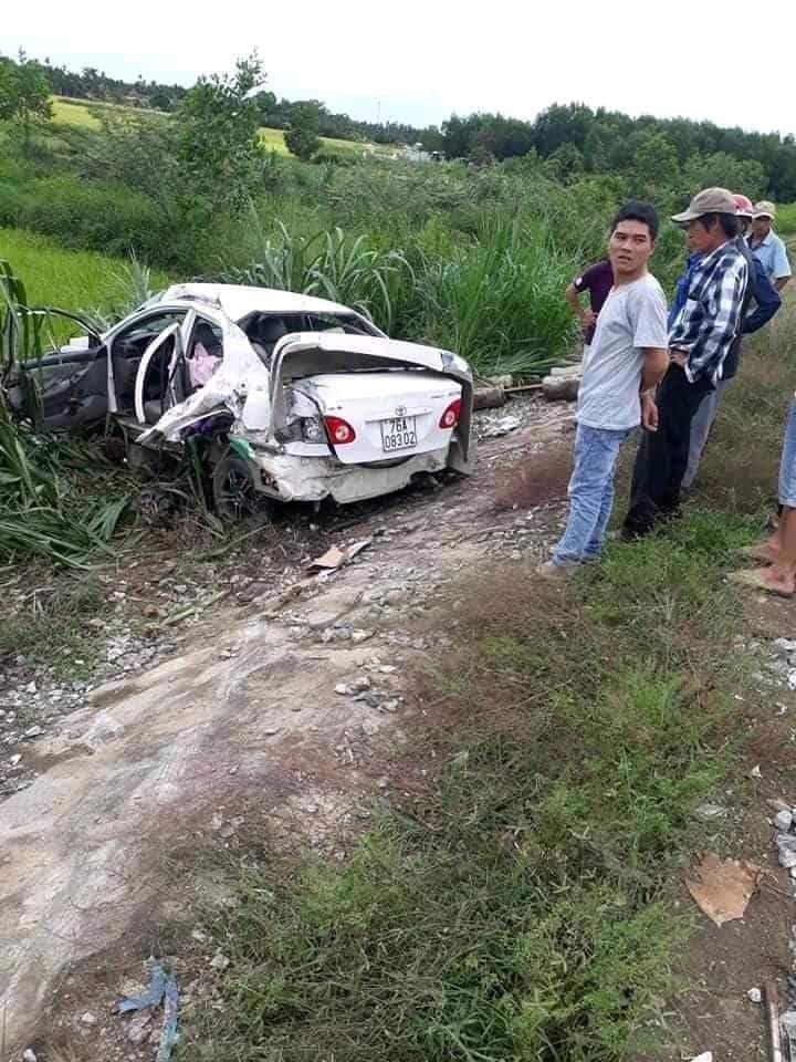Chiếc Toyota Corolla Altis bị hư hỏng nặng sau vụ tai nạn