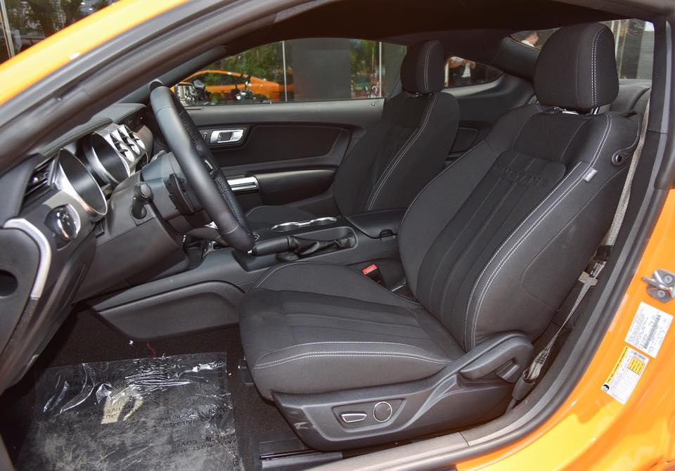 Nội thất Ford Mustang đời 2018 mang màu sơn cam Fury độc nhất Việt Nam