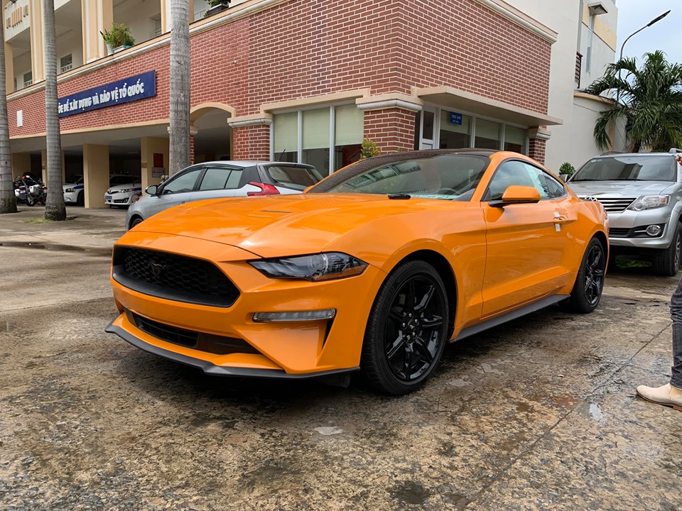 Ngoại thất chiếc Ford Mustang đời 2018 mới về Đồng Nai có màu sơn Orange Fury