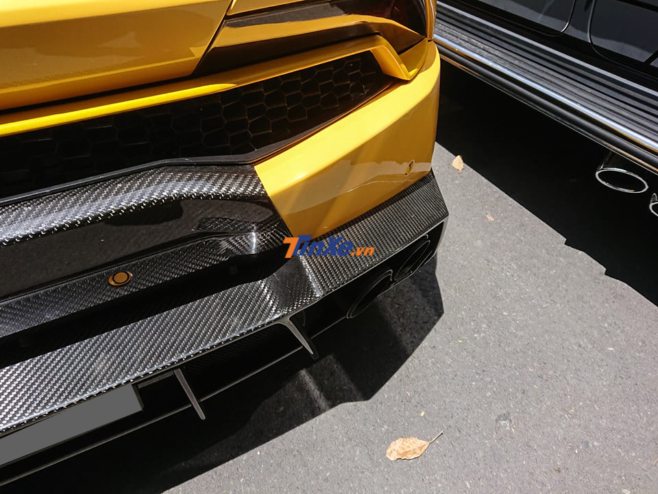 Xe có cản va sau bằng carbon của Mansory