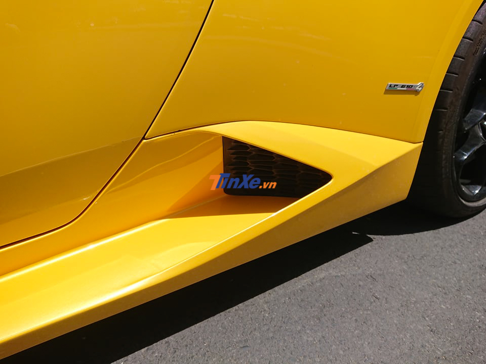 Nẹp sườn bên hông xe theo gói độ Mansory cũng không còn
