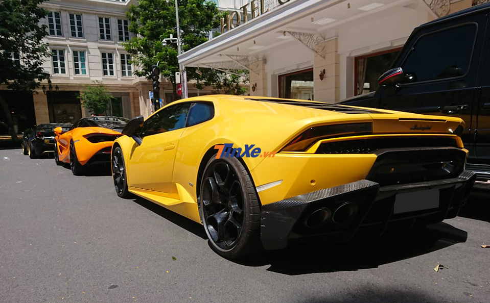 Cận cảnh vẻ đẹp của siêu xe Lamborghini Huracan LP610-4 màu vàng chỉ giữ lại đuôi xe theo bản độ Mansory