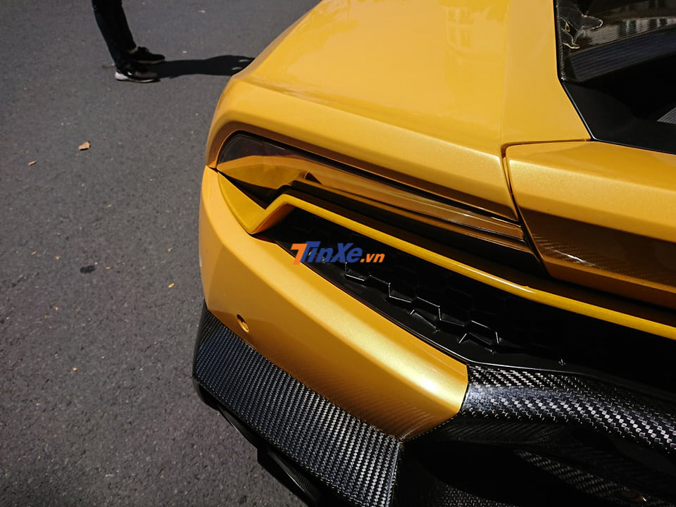 Toàn bộ đuôi xe được giữ lại bản độ Mansory trừ phần cánh gió đuôi