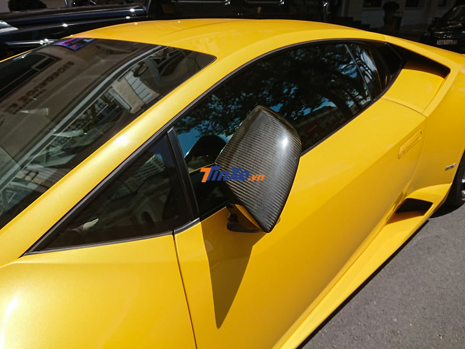 Các chi tiết còn sót lại của bản độ Mansory bao gồm vỏ gương bằng sợi carbon