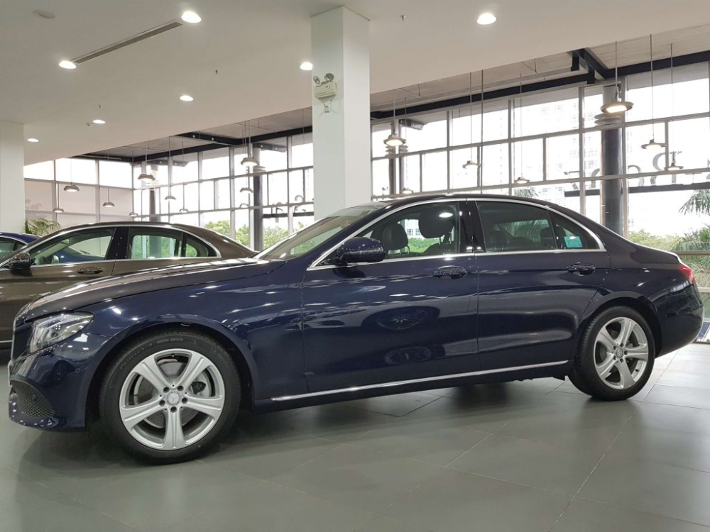 Mercedes-Benz E250 2019 nằm trong phân khúc sedan hạng sang tầm trun Mercedes-Benz E250 2019
