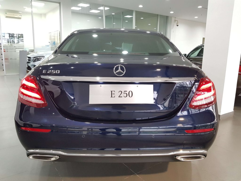 Giá xe E250 cao hơn 380 triệu so với E200 và rẻ hơn 290 triệu so với E300 AMG Mercedes-Benz E250 2019