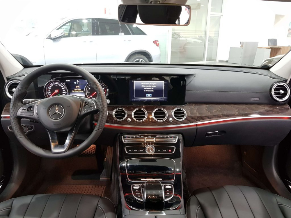 E250 hướng tới đối tượng khách hàng doanh nhân trẻ muốn sở hữu mẫu xe có dáng vẻ thể thao khỏe khoắn nhưng cũng không kém phần sang trọng Mercedes-Benz E250 2019